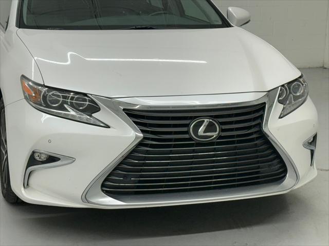 Photo of 2017 Eminent White Pearl Lexus ES 350