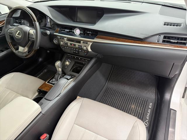 Photo of 2017 Eminent White Pearl Lexus ES 350