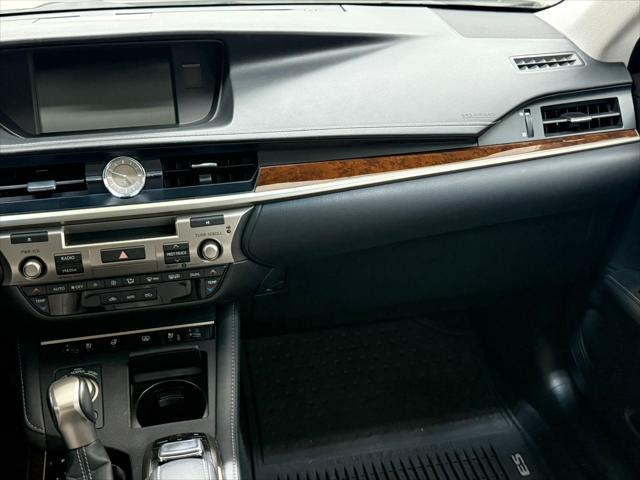 Photo of 2017 Eminent White Pearl Lexus ES 350