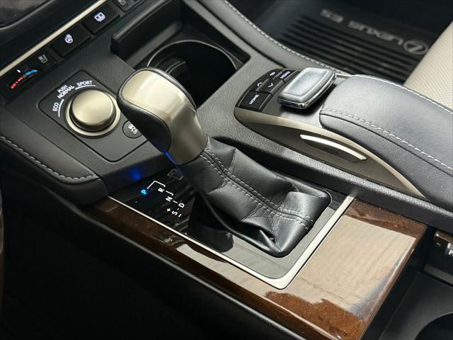 Photo of 2017 Eminent White Pearl Lexus ES 350