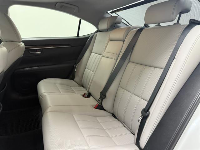 Photo of 2017 Eminent White Pearl Lexus ES 350