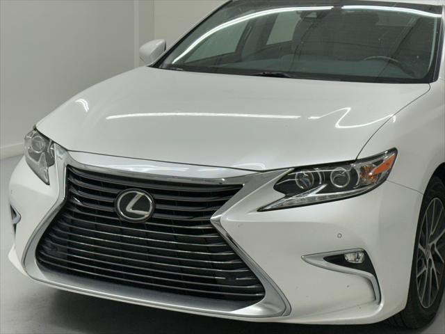 Photo of 2017 Eminent White Pearl Lexus ES 350