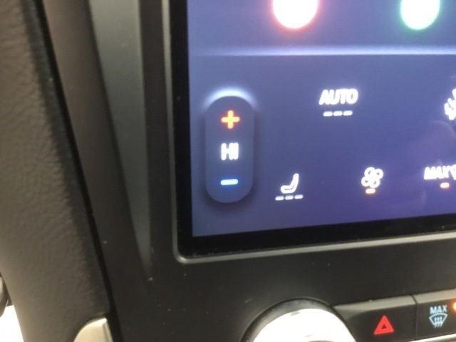 Photo of 2024 Oxford White Ford Edge