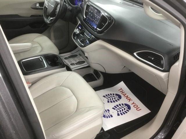 Photo of 2021 Granite Crystal Clearcoat Metallic Chrysler Pacifica
