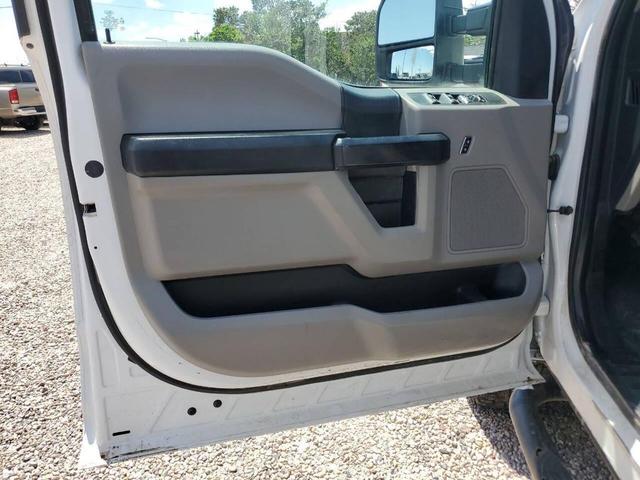 Photo of 2017 Oxford White Ford F-250