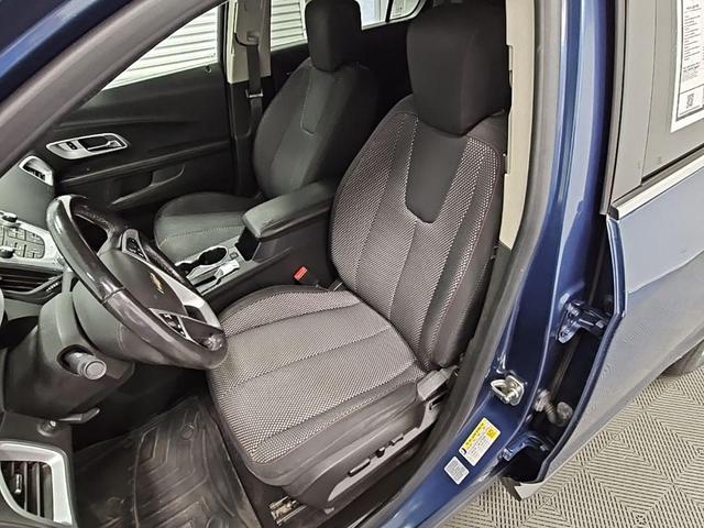 Photo of 2016 Patriot Blue Metallic Chevrolet Equinox