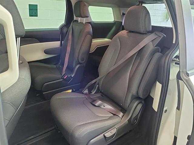 Photo of 2022 Snow White Pearl Kia Carnival