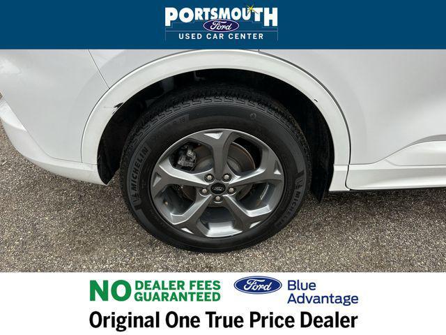 Photo of 2023 Oxford White Ford Escape