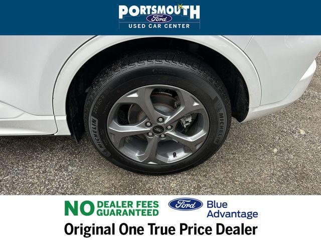Photo of 2023 Oxford White Ford Escape