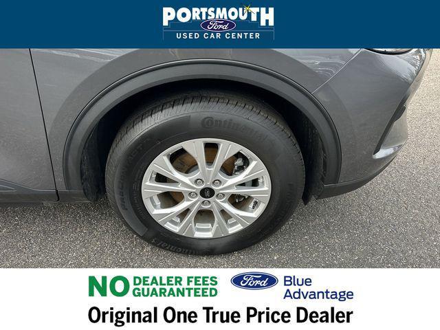 Photo of 2023 Carbonized Gray Metallic Ford Escape