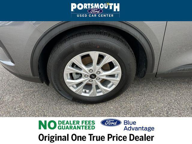 Photo of 2023 Carbonized Gray Metallic Ford Escape