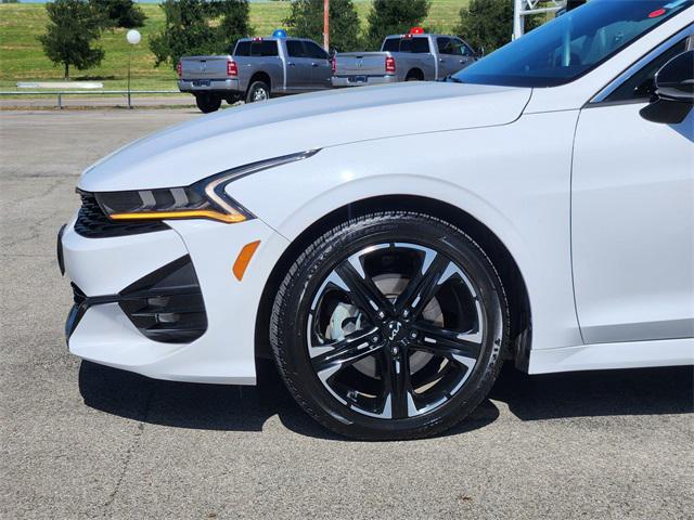 Photo of 2022 Glacial White Pearl Kia K5