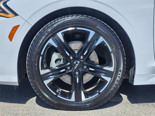 Photo of 2022 Glacial White Pearl Kia K5