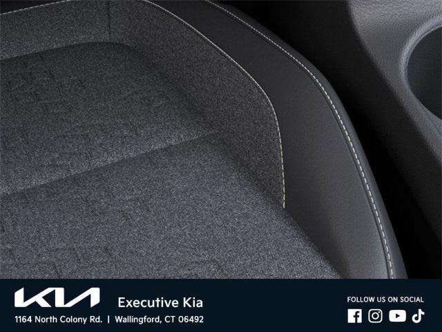 Photo of 2025 Clear White/Black Roof Kia Seltos
