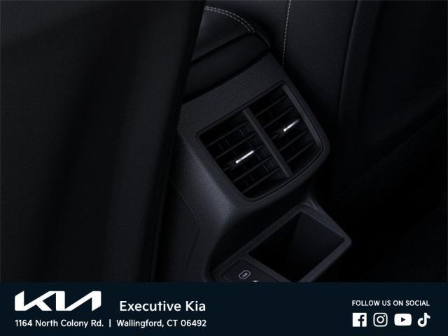 Photo of 2025 Clear White/Black Roof Kia Seltos