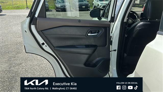 Photo of 2022 Pearl White Tricoat Nissan Rogue