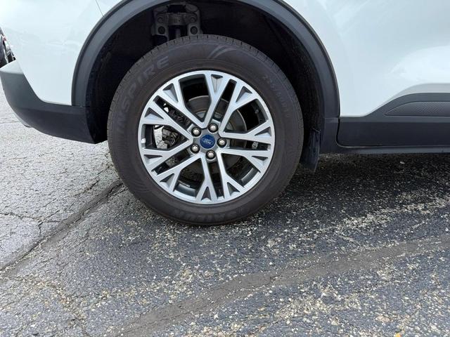 Photo of 2021 Star White Ford Escape