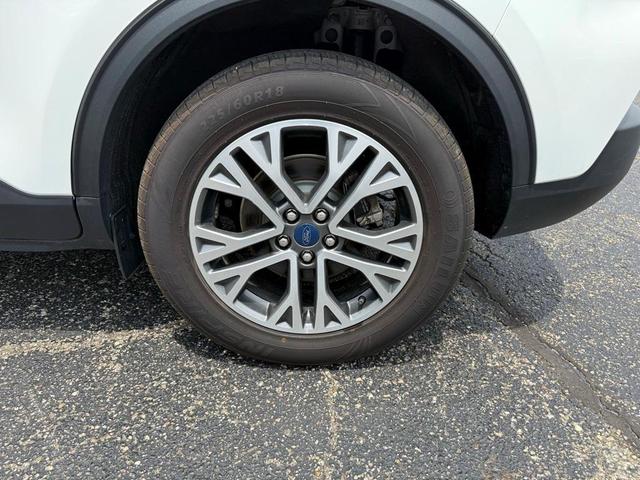 Photo of 2021 Star White Ford Escape