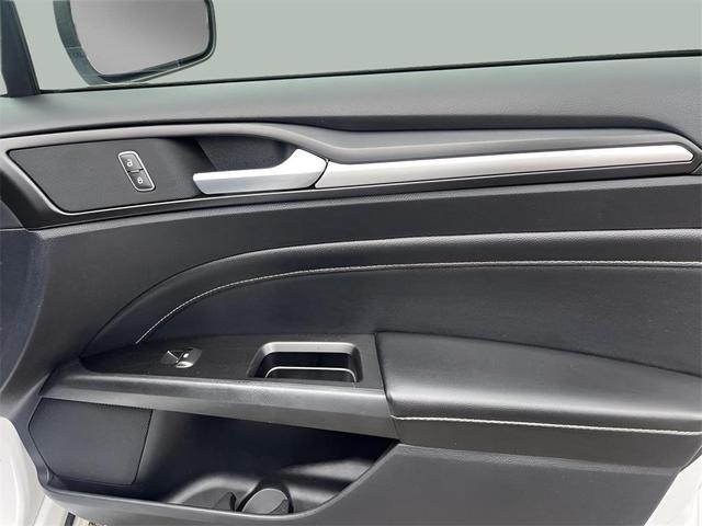 Photo of 2020 Oxford White Ford Fusion Hybrid