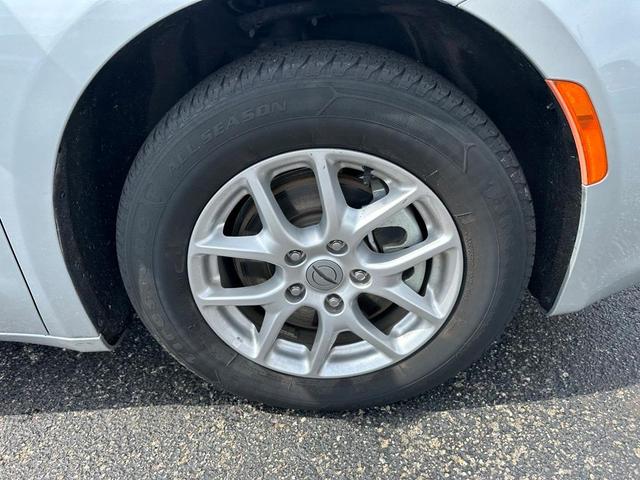 Photo of 2023 Silver Mist Clearcoat Chrysler Voyager