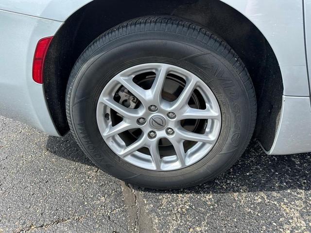 Photo of 2023 Silver Mist Clearcoat Chrysler Voyager