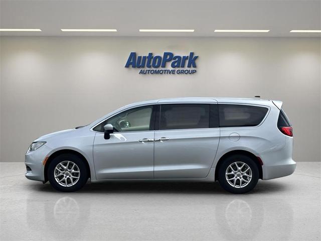 Photo of 2023 Silver Mist Clearcoat Chrysler Voyager