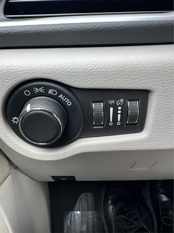 Photo of 2023 Silver Mist Clearcoat Chrysler Voyager