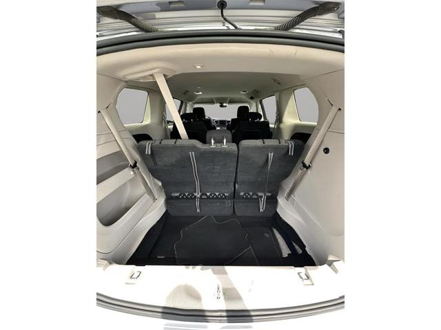 Photo of 2023 Silver Mist Clearcoat Chrysler Voyager