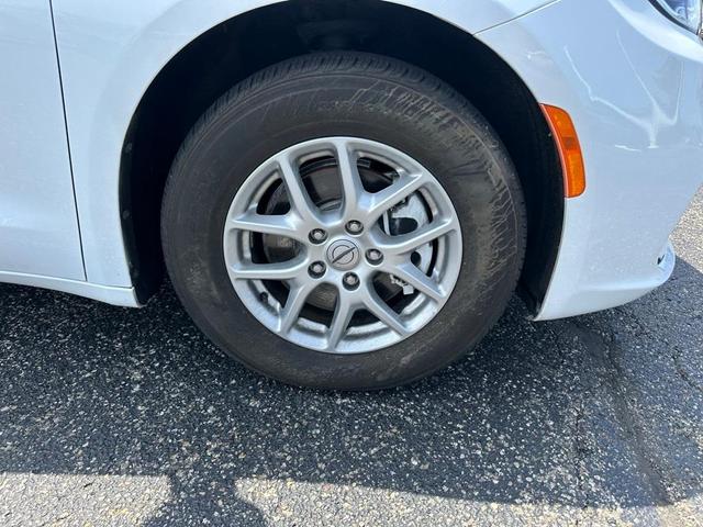 Photo of 2023 Bright White Clearcoat Chrysler Pacifica
