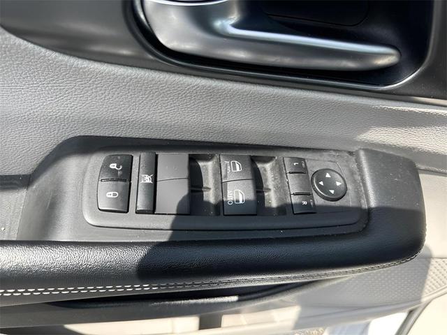 Photo of 2023 Bright White Clearcoat Chrysler Pacifica