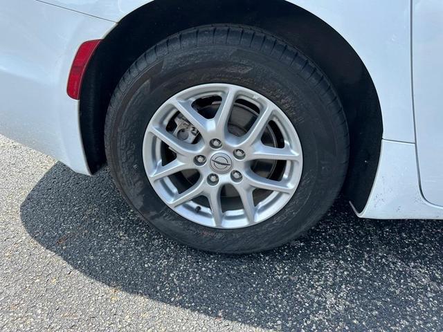 Photo of 2023 Bright White Clearcoat Chrysler Pacifica