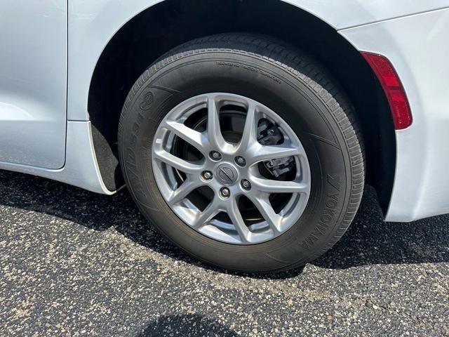Photo of 2023 Bright White Clearcoat Chrysler Pacifica
