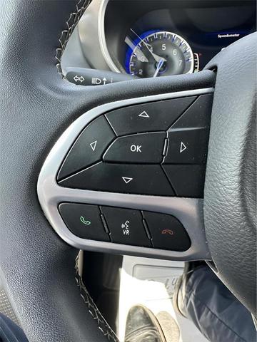 Photo of 2023 Bright White Clearcoat Chrysler Pacifica
