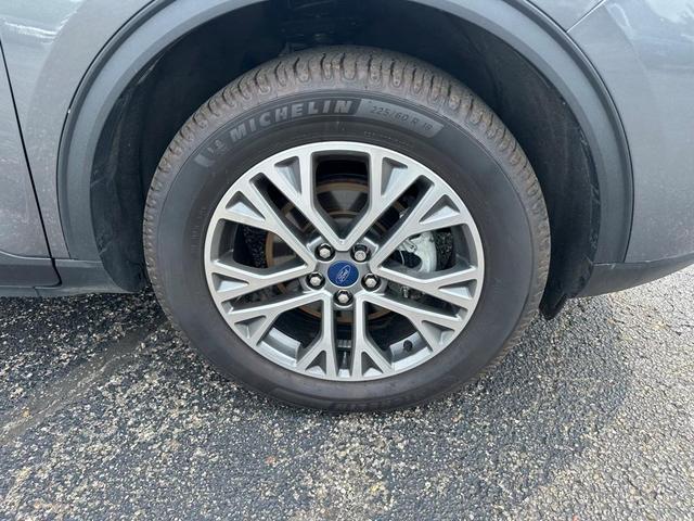 Photo of 2022 Carbonized Gray Metallic Ford Escape