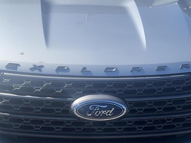 Photo of 2022 Iconic Silver Metallic Ford Explorer