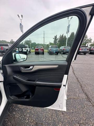 Photo of 2022 Star White Ford Escape
