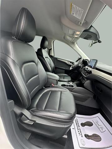 Photo of 2022 Star White Ford Escape
