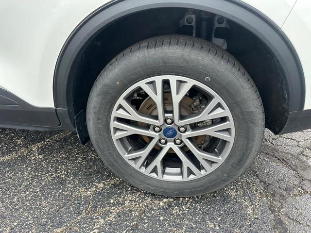 Photo of 2022 Star White Ford Escape