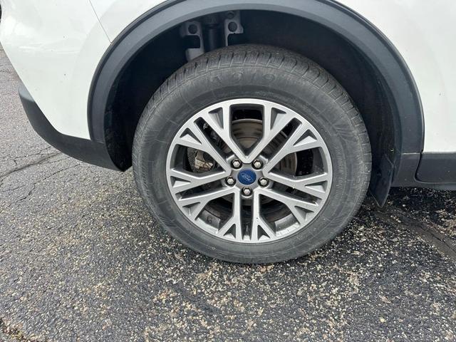 Photo of 2022 Star White Ford Escape