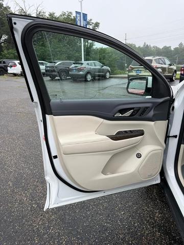 Photo of 2021 White Frost Tri-Coat GMC Acadia