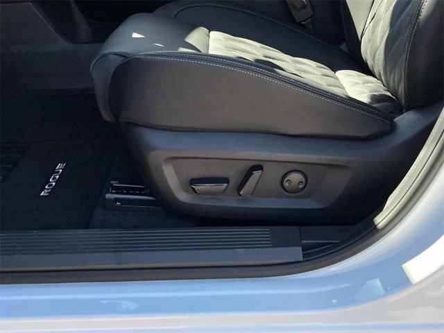 Photo of 2025 Everest White Pearl Nissan Rogue