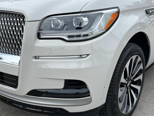 Photo of 2024 CERAMIC PEARL MET 3C Lincoln Navigator