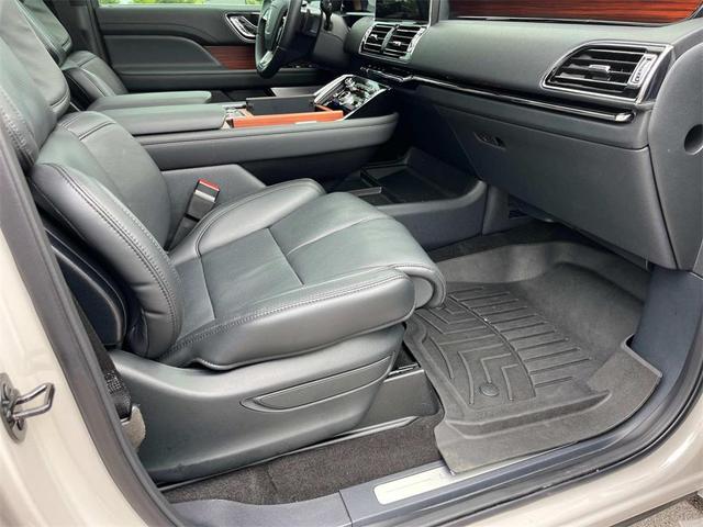 Photo of 2024 CERAMIC PEARL MET 3C Lincoln Navigator