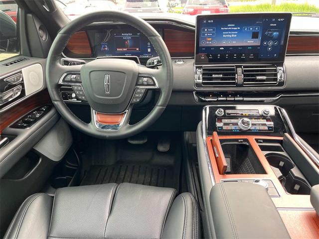 Photo of 2024 CERAMIC PEARL MET 3C Lincoln Navigator