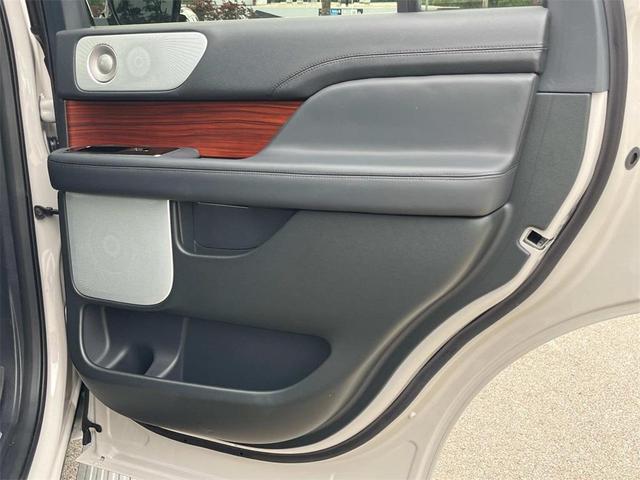 Photo of 2024 CERAMIC PEARL MET 3C Lincoln Navigator