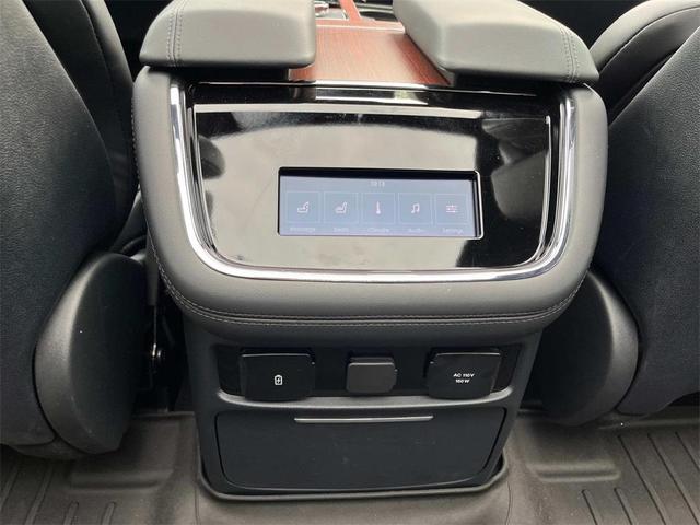 Photo of 2024 CERAMIC PEARL MET 3C Lincoln Navigator