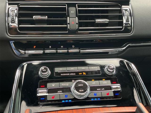 Photo of 2024 CERAMIC PEARL MET 3C Lincoln Navigator