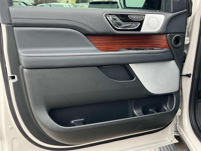 Photo of 2024 CERAMIC PEARL MET 3C Lincoln Navigator