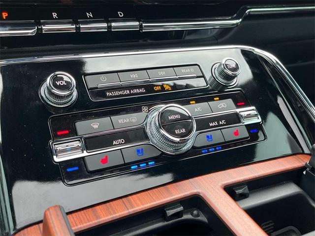 Photo of 2024 CERAMIC PEARL MET 3C Lincoln Navigator