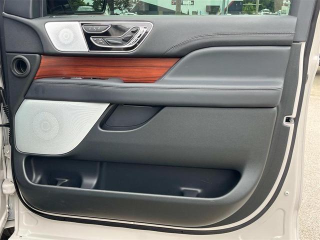 Photo of 2024 CERAMIC PEARL MET 3C Lincoln Navigator